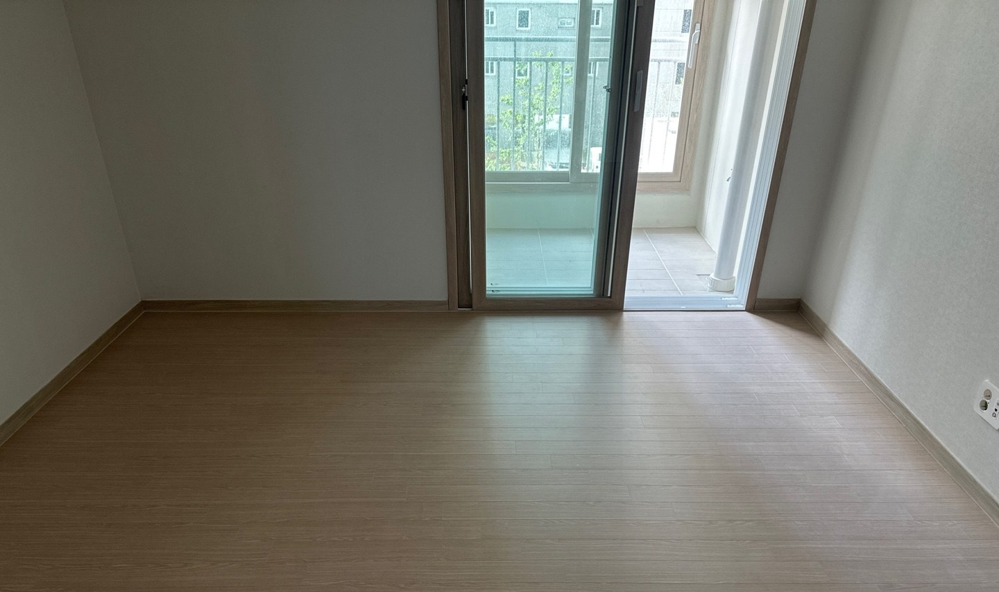 아파트 사전점검 강마루 단차와 들뜸 확인